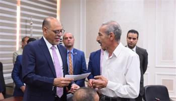 وزير العمل يُسلم بطاقات بنكية لعمال مصريين من مُستحقي المعاشات التقاعدية العراقية