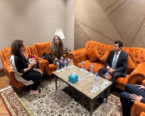 وزير الشباب  يلتقي وفود مؤسستي “التعليم فوق الجميع” القطرية و”عبدالعزيز الغرير” الإماراتية  