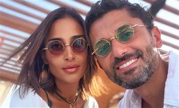 كريم محمود عبد العزيز يرد على شائعة انفصاله بصورة مع زوجته