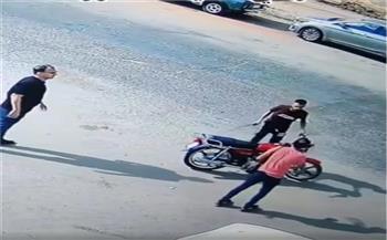 «الناس واقفة تتفرج».. رواد التواصل الاجتماعي يعلقون على محاولة سرقة هاتف فاشلة