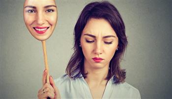 خلف الابتسامة الهادئة..7 علامات خفية تكشف عن هشاشة المشاعر