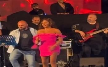 إليسا تشعل الساحل الشمالي.. وتتعرض لموقف محرج على المسرح