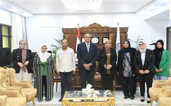 محافظ قنا يكرم العاملين بمكتب الاتصال السياسي لمجهوداتهم المتميزة