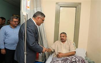 محافظ الجيزة يطمئن على الحالة الصحية لشهاب عبدالعزيز بطل واقعة إنقاذ "فتاة المنيب"