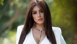 المطربة السورية سارة فرح تعلن اعتزال الغناء: "اتسرق مني عمري وطموحي"