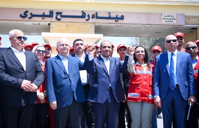 وزير الخارجية ورئيس وزراء فلسطين يتفقدان مركز الإمدادات الغذائية لدعم غزة بالعريش