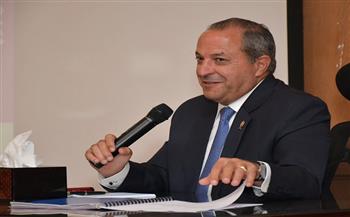 محافظ بورسعيد يؤكد الانتهاء من رفع كفاءة وإنارة أعمدة بطريق المطار بالطاقة الشمسية 