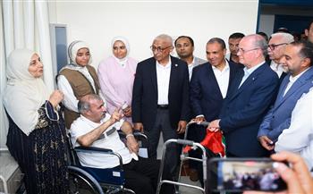 وزير الخارجية يرافق رئيس الوزراء الفلسطيني لزيارة الجرحى الفلسطينيين بمستشفى العريش العام