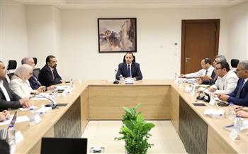 نائب وزير الصحة يبحث تطوير منظومة المخازن الاستراتيجية والتموين الطبي وتنفيذ حلول للتحديات