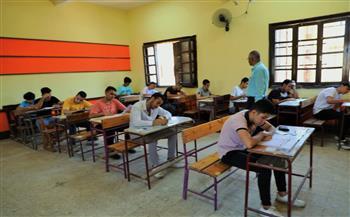 طلاب الثانوية العامة دور ثان يؤدون امتحان الفيزياء والتاريخ