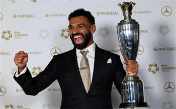 رقم قياسي جديد.. صلاح يتوج بجائزة أفضل لاعب من رابطة الأندية الإنجليزية 