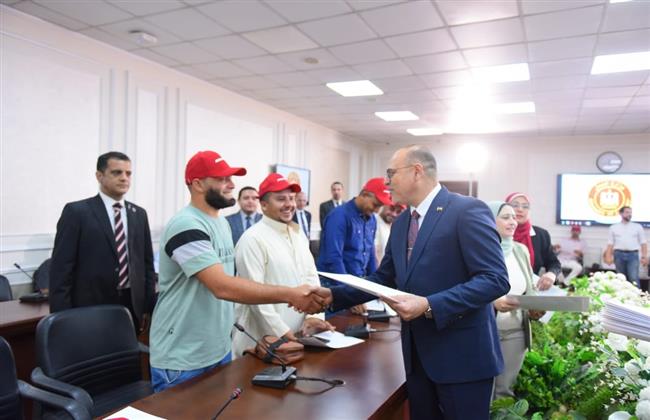 وزير العمل يسلم عقود توظيف لكوادر مصرية للعمل في البوسنة والهرسك