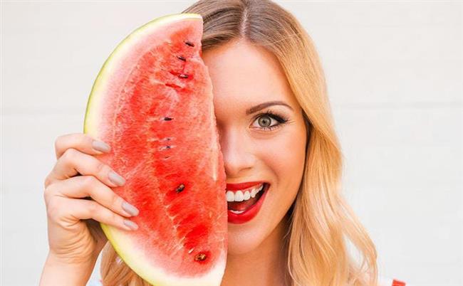 في اليوم العالمي للبطيخ.. إليكِ 5 طرق لعمل أقنعة تجميلية منه