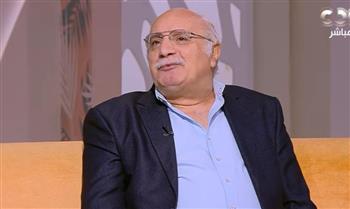 عزت زين يحكي أصعب فترات حياته وكيف تعامل مع والدته مريضة ألزهايمر؟ 