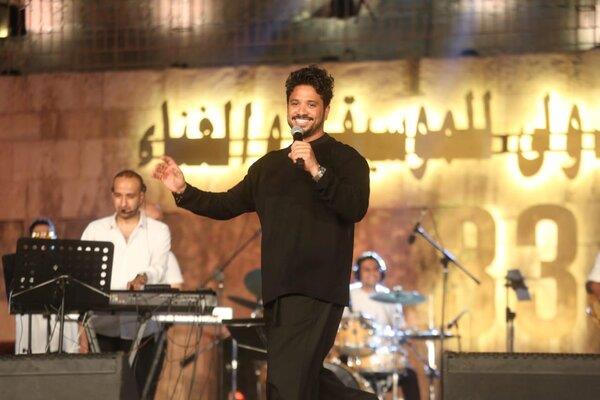 مصطفى حجاج بديناميكية الشباب و"لاثونا جايتيرا" تعرض إبداعات كولومبيا في المحكى بالقلعة