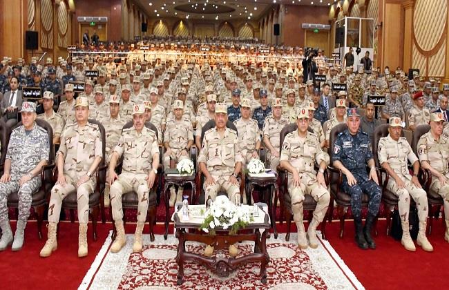  وزير الدفاع والإنتاج الحربى يلتقي بعدد من مقاتلي المنطقة الشمالية العسكرية| صور