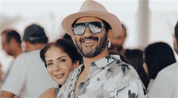 منى زكي وأحمد حلمي يخطفان الأنظار في حفل عمرو دياب بالساحل الشمالي