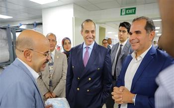 وزير الشئون النيابية يزور مستشفى الناس ويطلع على الخدمات الطبية لغير القادرين بالمجان 