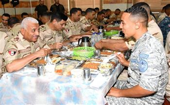 الفريق أول عبد المجيد صقر يلتقى بعدد من مقاتلى المنطقة الشمالية العسكرية