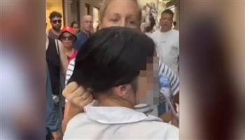 شاهد.. سائحة أمريكية تؤدّب مراهقة إيطالية سرقت حقيبتها في الشارع