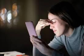 احترس.. ساعة واحدة أمام الهاتف يسبب إجهاد العين