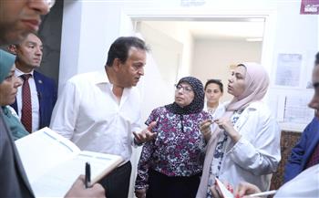 وزير الصحة يتفقد مركز صحة أسرة "الريحان" بالشروق.. ويستجيب لشكوى ميدانية من المواطنين 