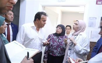 وزير الصحة يتفقد مركز صحة أسرة "الريحان" بالشروق.. ويستجيب لشكوى ميدانية من المواطنين 
