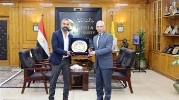 جامعة المنيا تكرم الدكتور الريحاني الفائز بجائزة الدولة التشجيعية في مجال الفنون