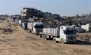 إدخال 135 شاحنة مساعدات إنسانية إلى الفلسطينيين بقطاع غزة