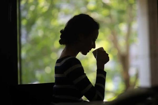 كيف تواجهين التجاهل والسخرية الخفية دون أن تفقدي هدوئك؟خبراء علم النفس يوضحون