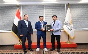 بعد اختيار ه لتمثل المنتخب.. وزير الرياضة يلتقي بطل الكيك بوكس محمد راتب