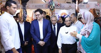 وزير الثقافة يتفقد معرض “ديارنا” للحرف التراثية 