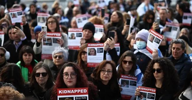 عائلات المحتجزين الإسرائيليين: ندعو لوقفة احتجاجية قبالة مقر نتنياهو