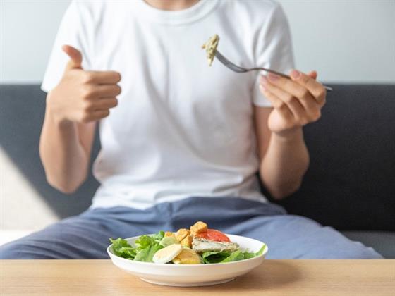 للأمهات.. 7 أطعمة يحتاجها طفلك المراهق لتعزيز صحة البشرة
