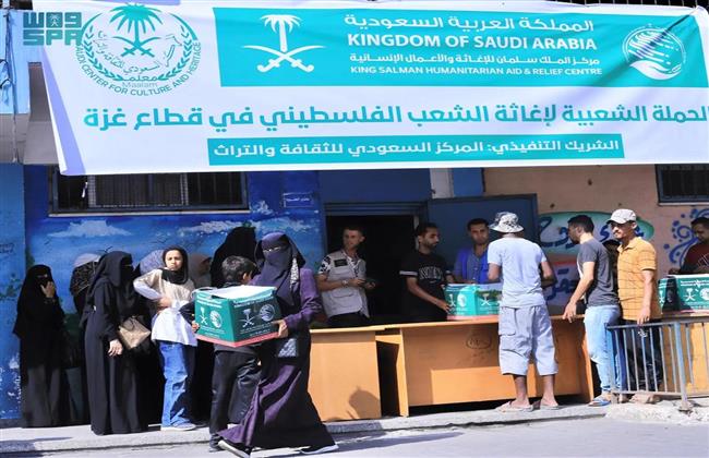 مركز الملك سلمان يوزع 1.462 سلة غذائية على الأسر الفلسطينية في قطاع غزة