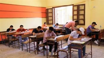 طلاب الثانوية العامة يؤدون امتحانات الدور الثاني في الأحياء والرياضيات التطبيقية والإحصاء