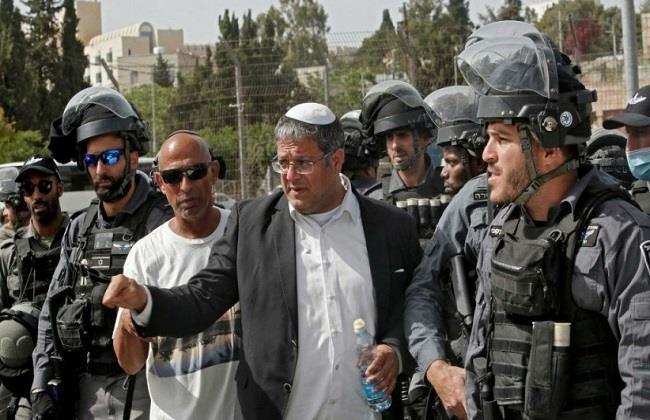 إعلام إسرائيلي: محتجون يعترضون طريق وزير الأمن القومي ويرفعون صور المحتجزين في غزة