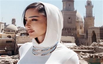 بسمة بوسيل بوشاح رأس أبيض بين المساجد