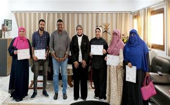 وكيل وزارة الصحة بالبحر الأحمر يكرم مسؤول مكافحة العدوى بالإدارة الصحية بالغردقة 