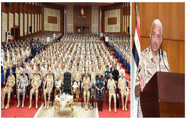 وزير الدفاع والإنتاج الحربي يلتقي بعدد من مقاتلي المنطقة الغربية العسكرية