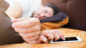 ابتعد عن الهاتف وتأمل .. لتنعم بنوم هادىء