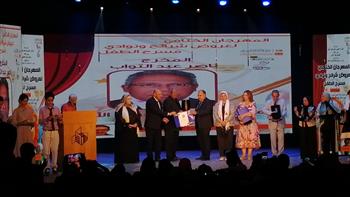 الفنان ناصر عبد التواب سالم مكرّمًا في المهرجان الختامي لعروض ونوادي مسرح الطفل
