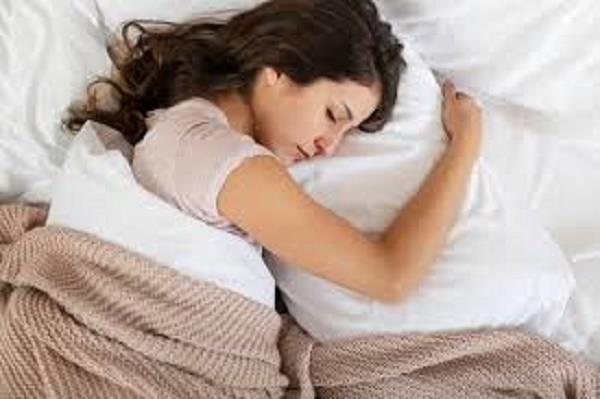 تجنبًا لأضرارها الصحية.. نصائح لاختيار أفضل وسادة للنوم