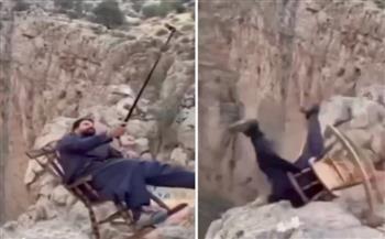 فيديو.. حاول التقاط "سيلفي" من قمة جبل فتعرض لنهاية مروعة