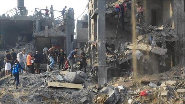 الاحتلال يرتكب مجزرة جديدة في مجمع ناصر الطبي ويسقط خمسة صحفيين