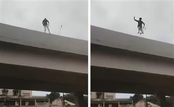 فيديو.. نهاية صادمة لشاب هندي حاول تنفيذ مغامرة متهورة لكسب المشاهدات