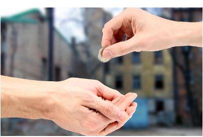 هل يجوز التصدق بمال دين لفقير؟.. أمين الفتوى يجيب 