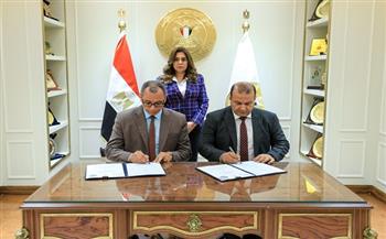 وزيرة التنمية المحلية تشهد مراسم توقيع عقد توريد مجزرين متنقلين لذبح الماشية في المناطق النائية والحدودية