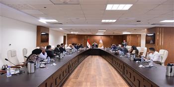 وزير العمل يعقد اجتماعًا مع مُمثلي "شركات توصيل الطلبات"