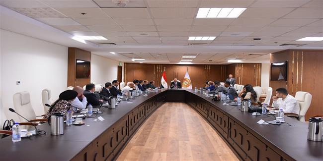 وزير العمل يعقد اجتماعًا مع مُمثلي "شركات توصيل الطلبات"